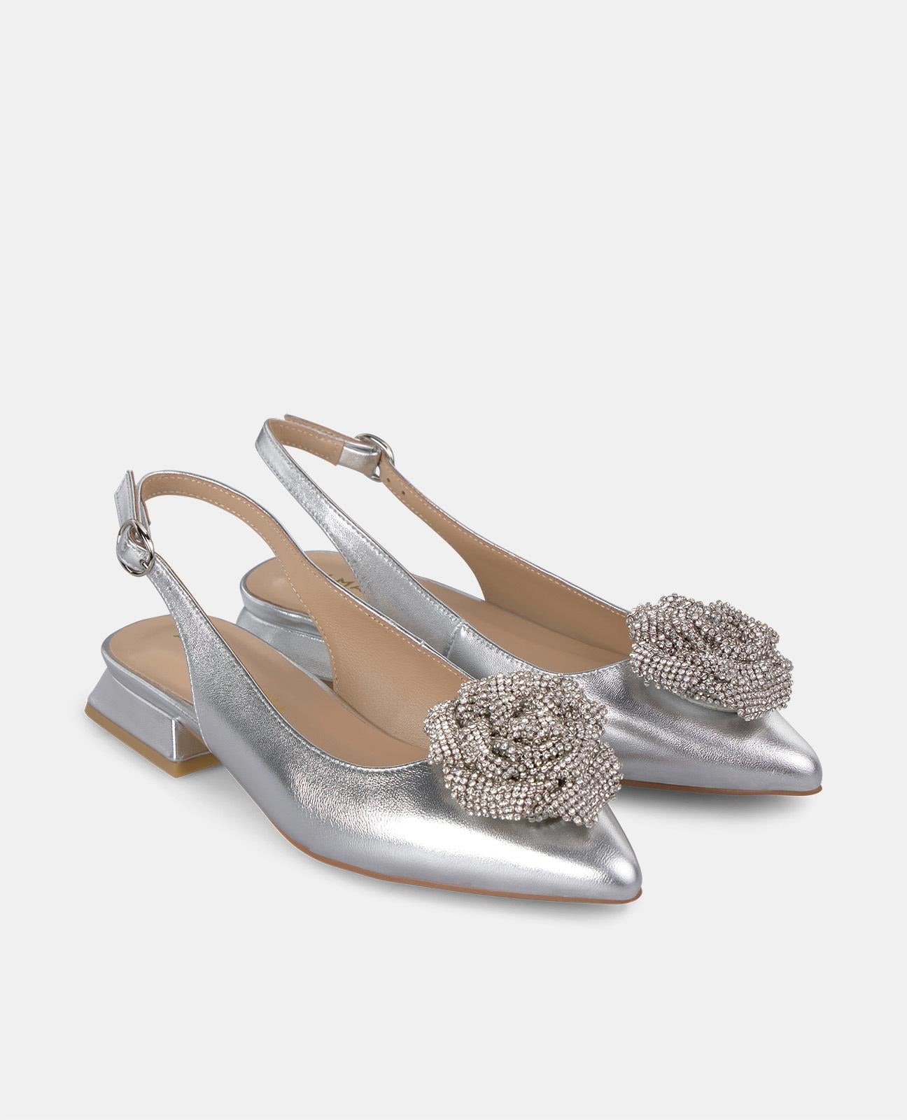 FLACHER SCHUH MIT BLUME