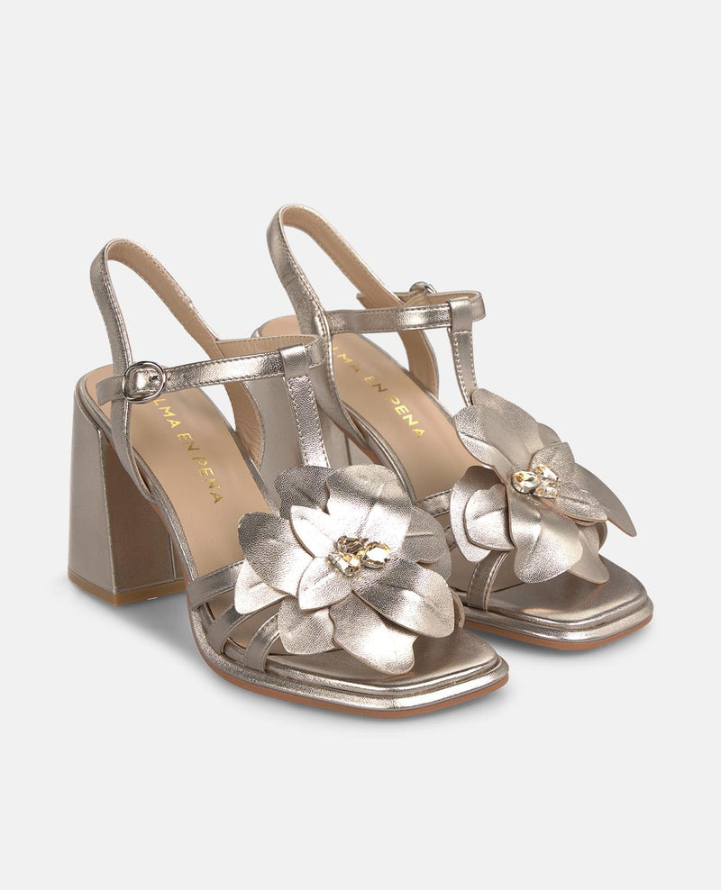 METALLIC SANDAL WITH FLOWER DETAIL