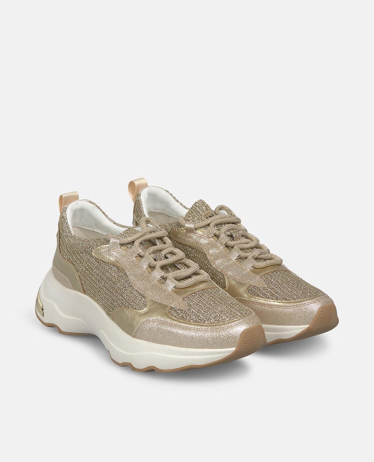 DEPORTIVA CON PLATAFORMA DETALLES METALICOS