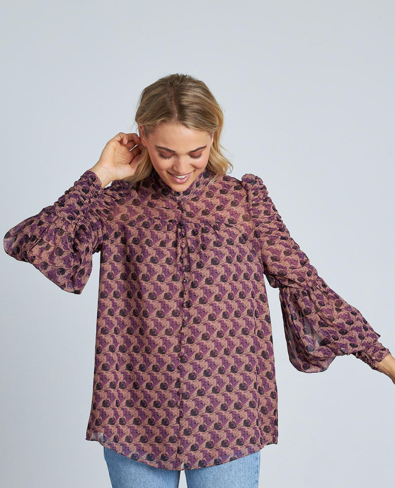 BEDRUCKTE BLUSE MIT KNÖPFEN