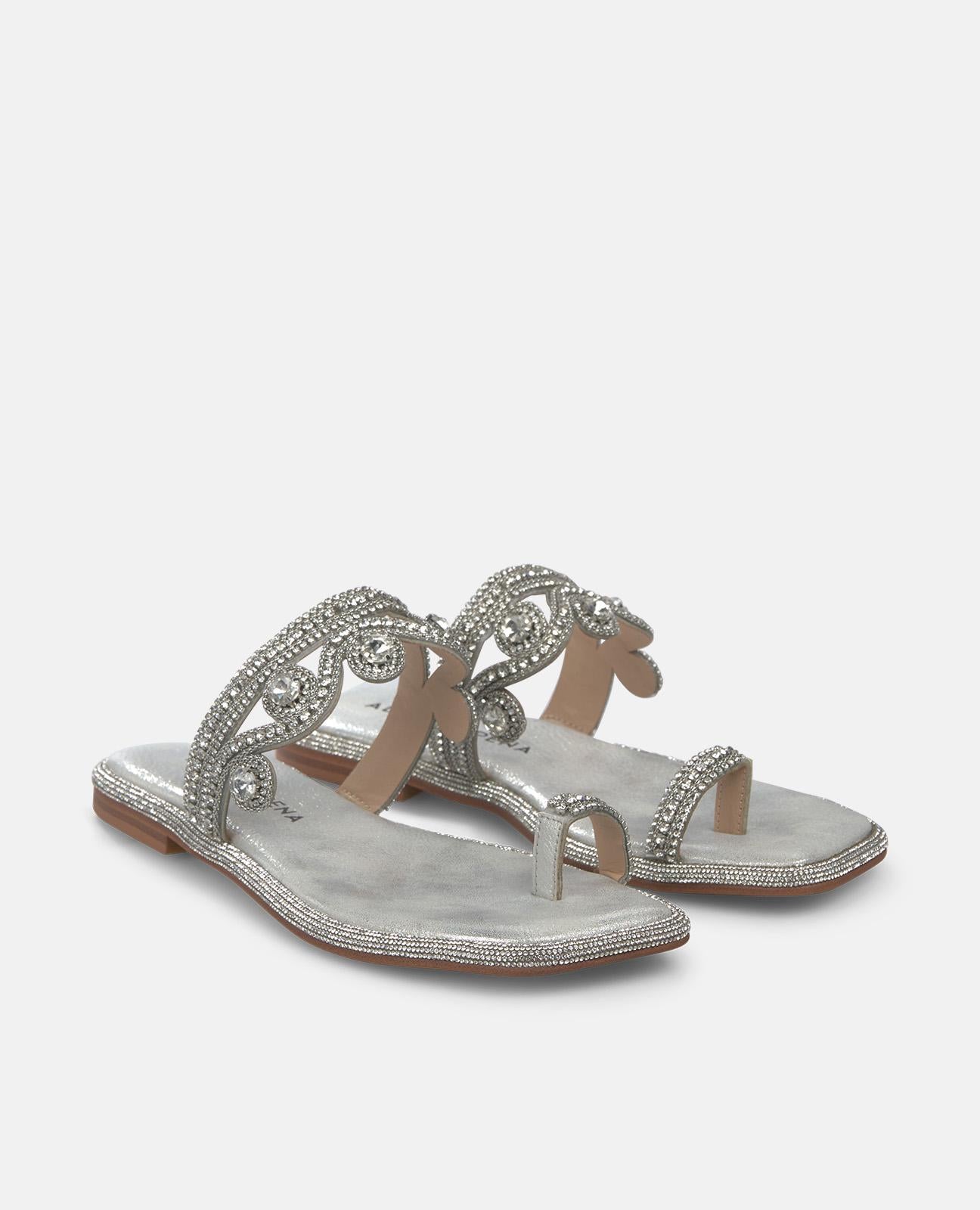 SANDALIA PLANA DEDO TIRA CON ADORNOS