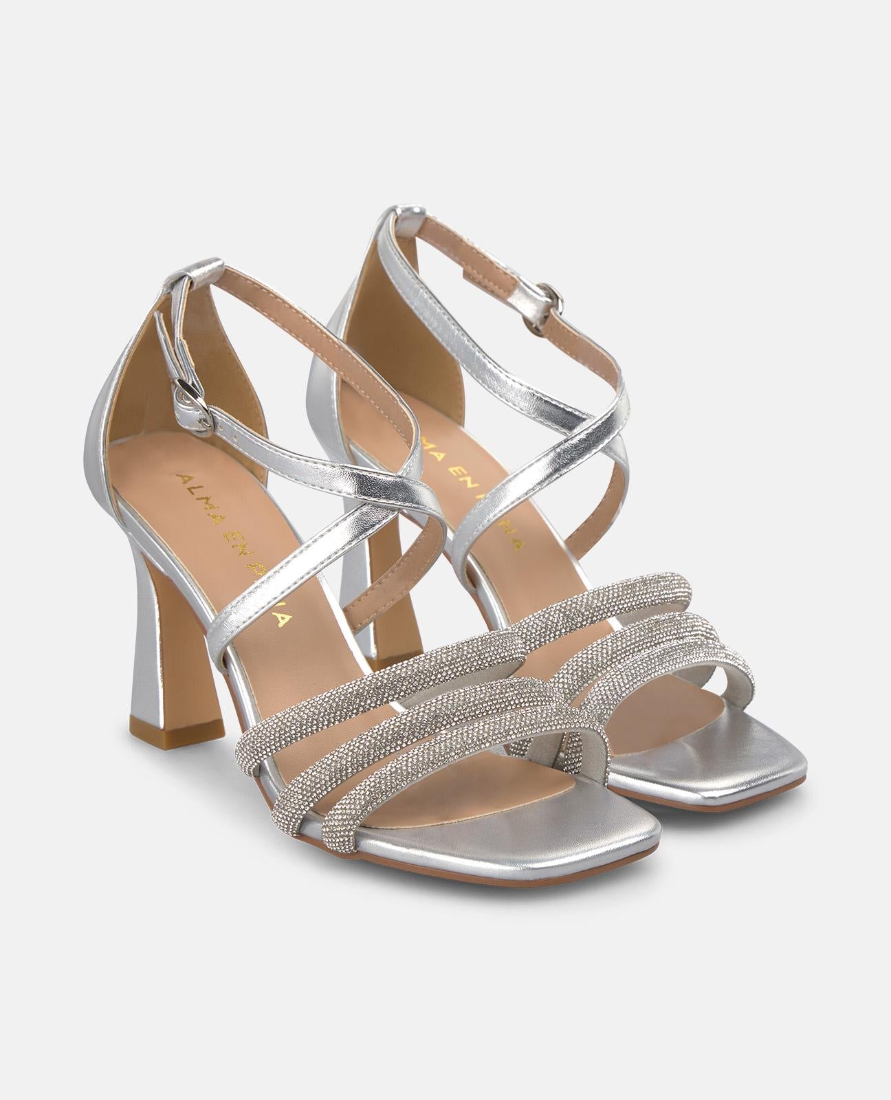 SANDALIA MEDIA TIRAS TUBULARES MULTIPLES