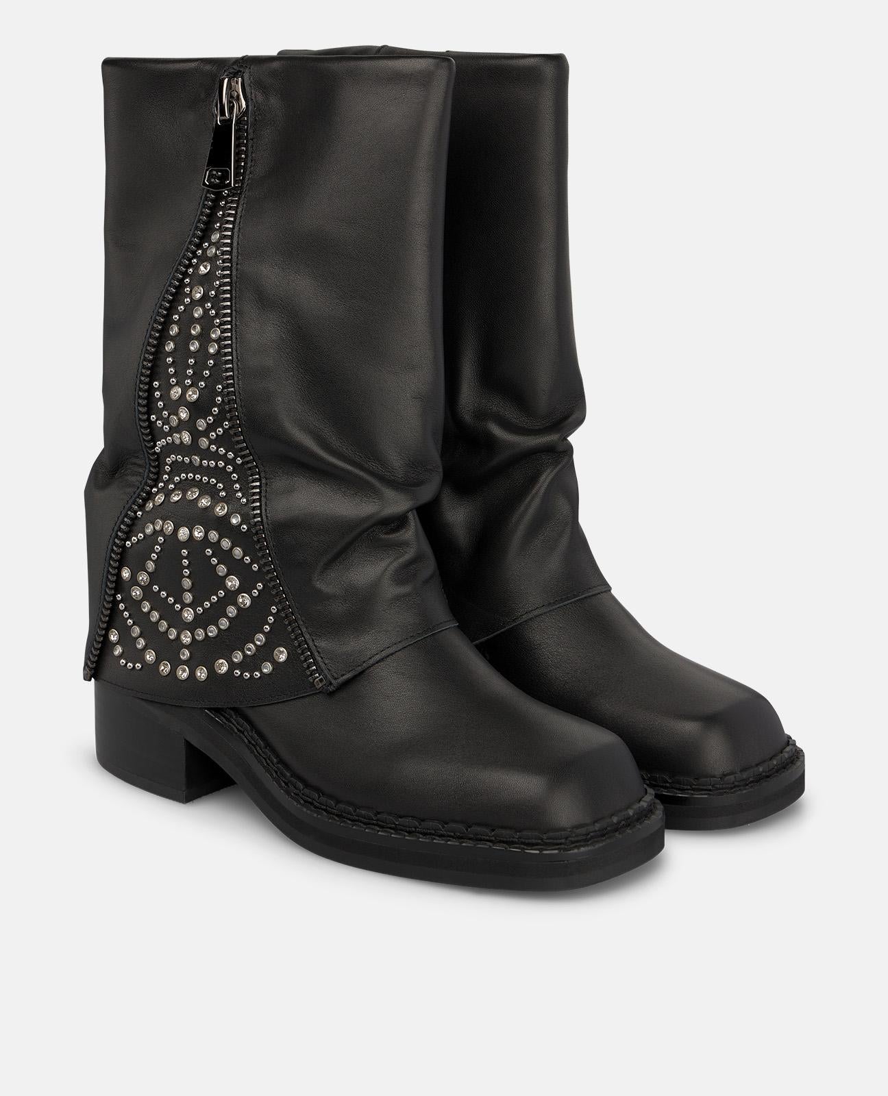 BOTA DE NAPA CON TACHAS METÁLICAS