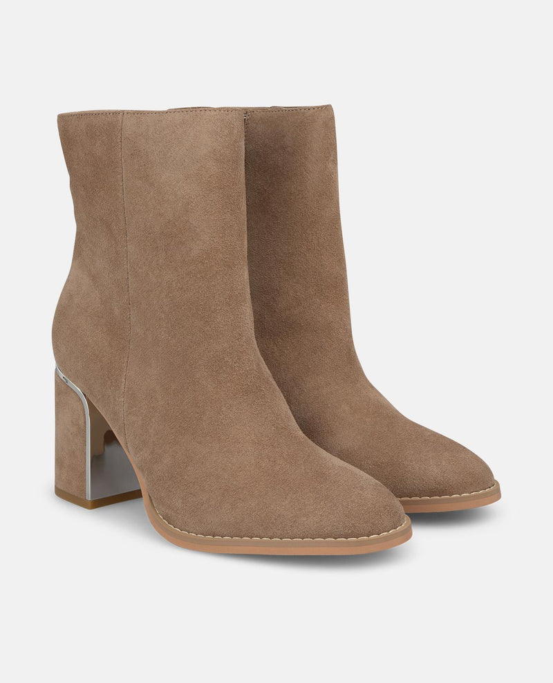 BOTA DE TORNOZELO COM PORMENOR NO CALCANHAR