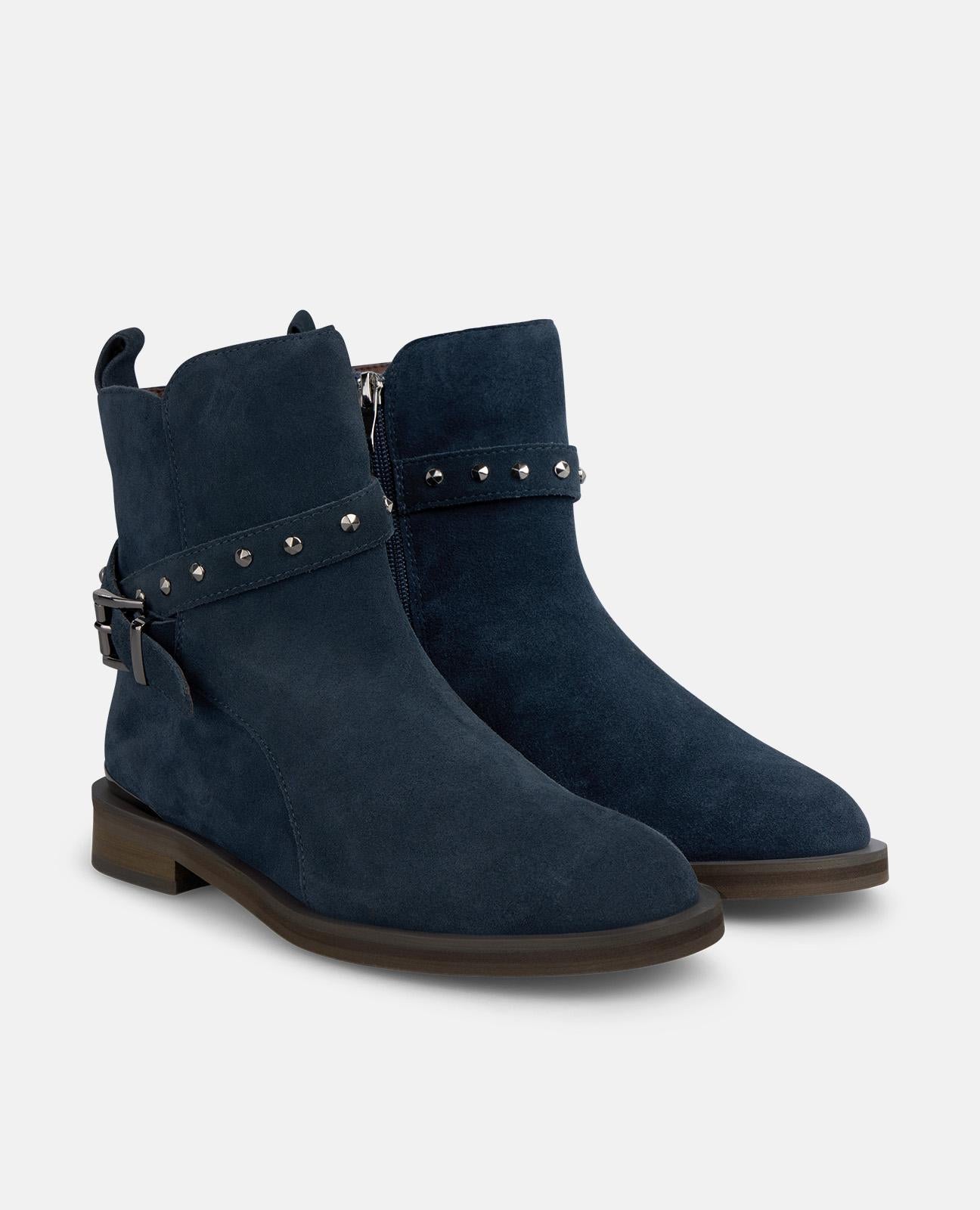 BOTTE DE CHEVILLE PLATE AVEC DÉTAILS DE CLOUS