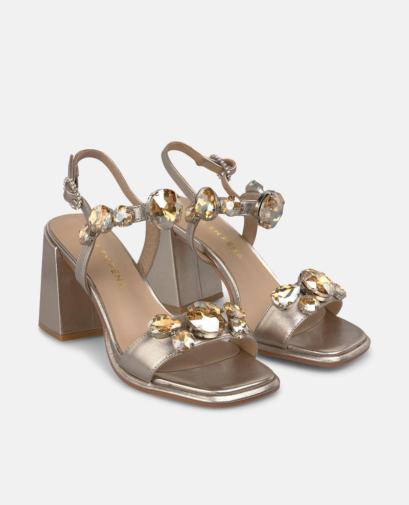 SANDALIA CON PEDRERIA EN LAS TIRAS