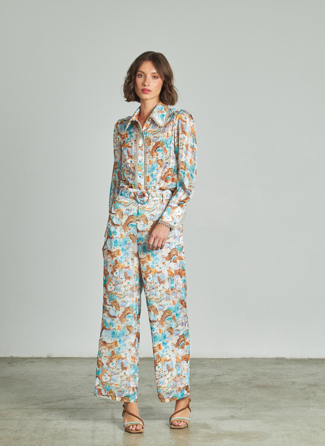 BLUSA ESTAMPADA CON DETALLES