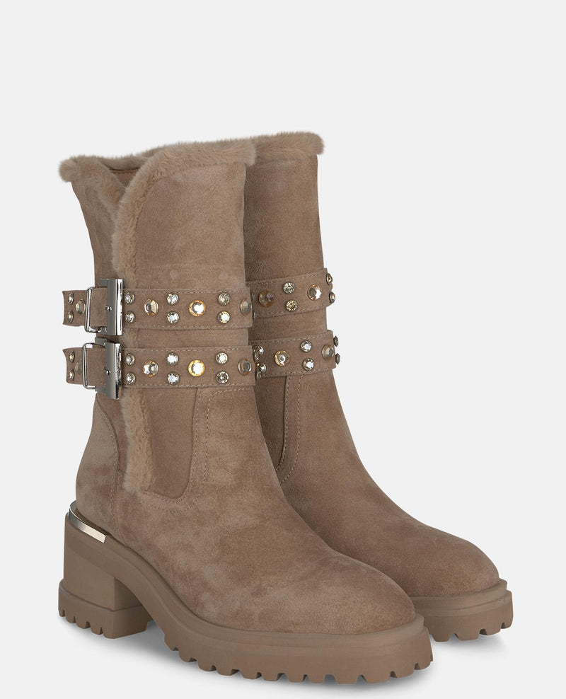 TRACK BOOTS WITH STUDS