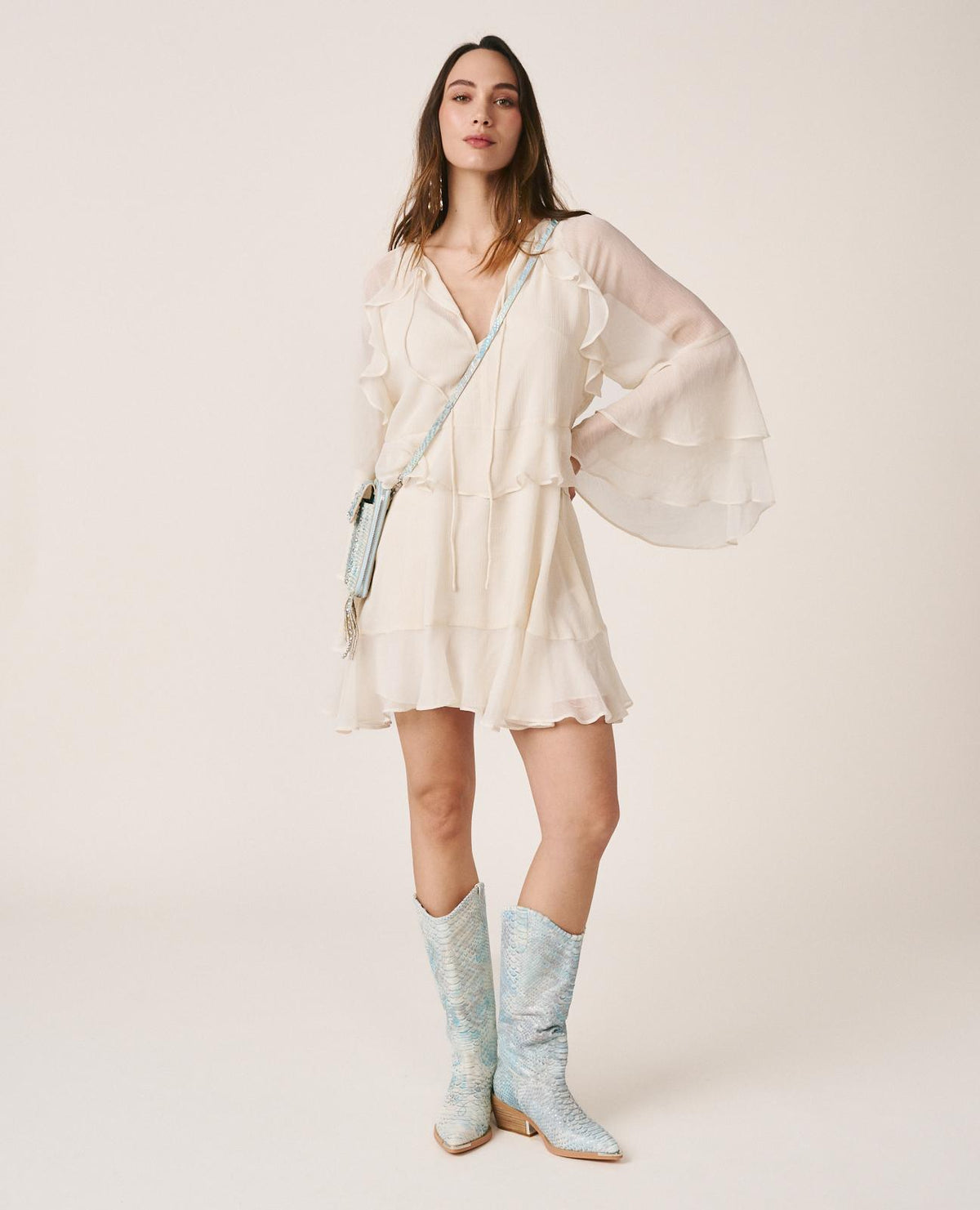 VESTIDO COM MANGAS FLUTUANTES