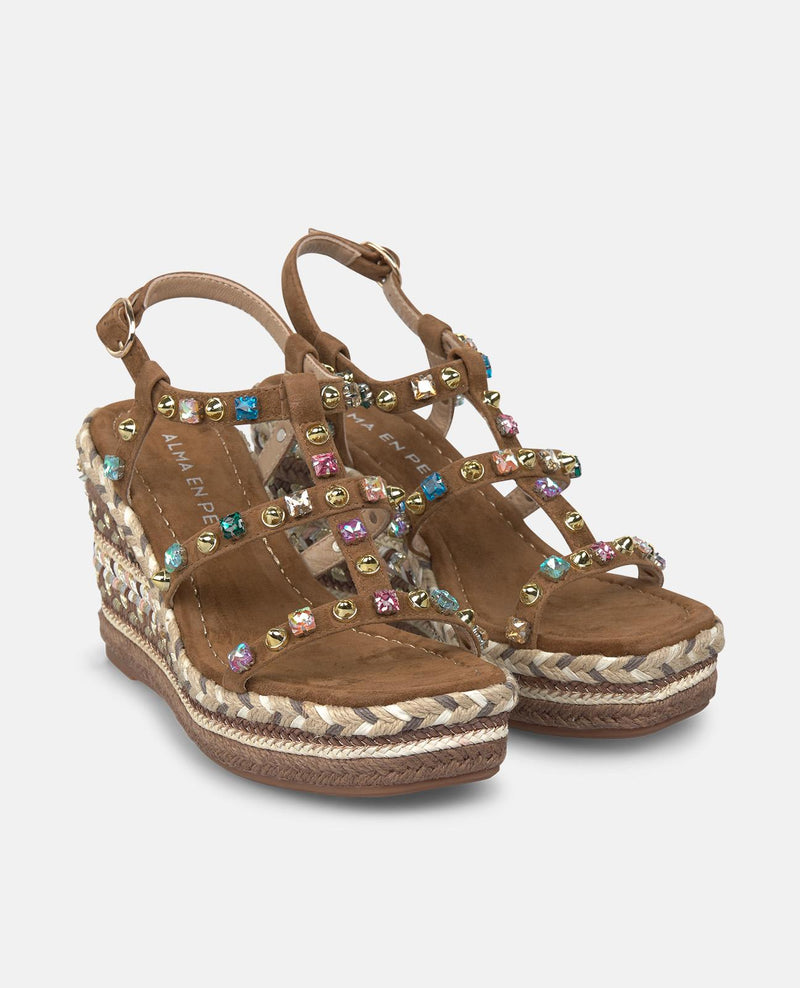 Esparto sandals with studs on the wedge heel