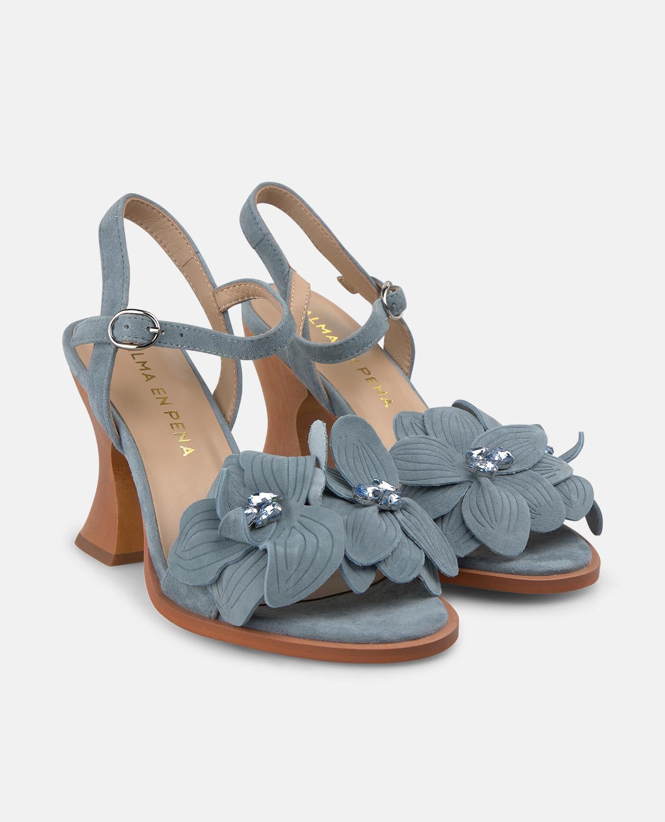 SANDÁLIA COM DETALHE DE FLOR E SALTO DE MADEIRA