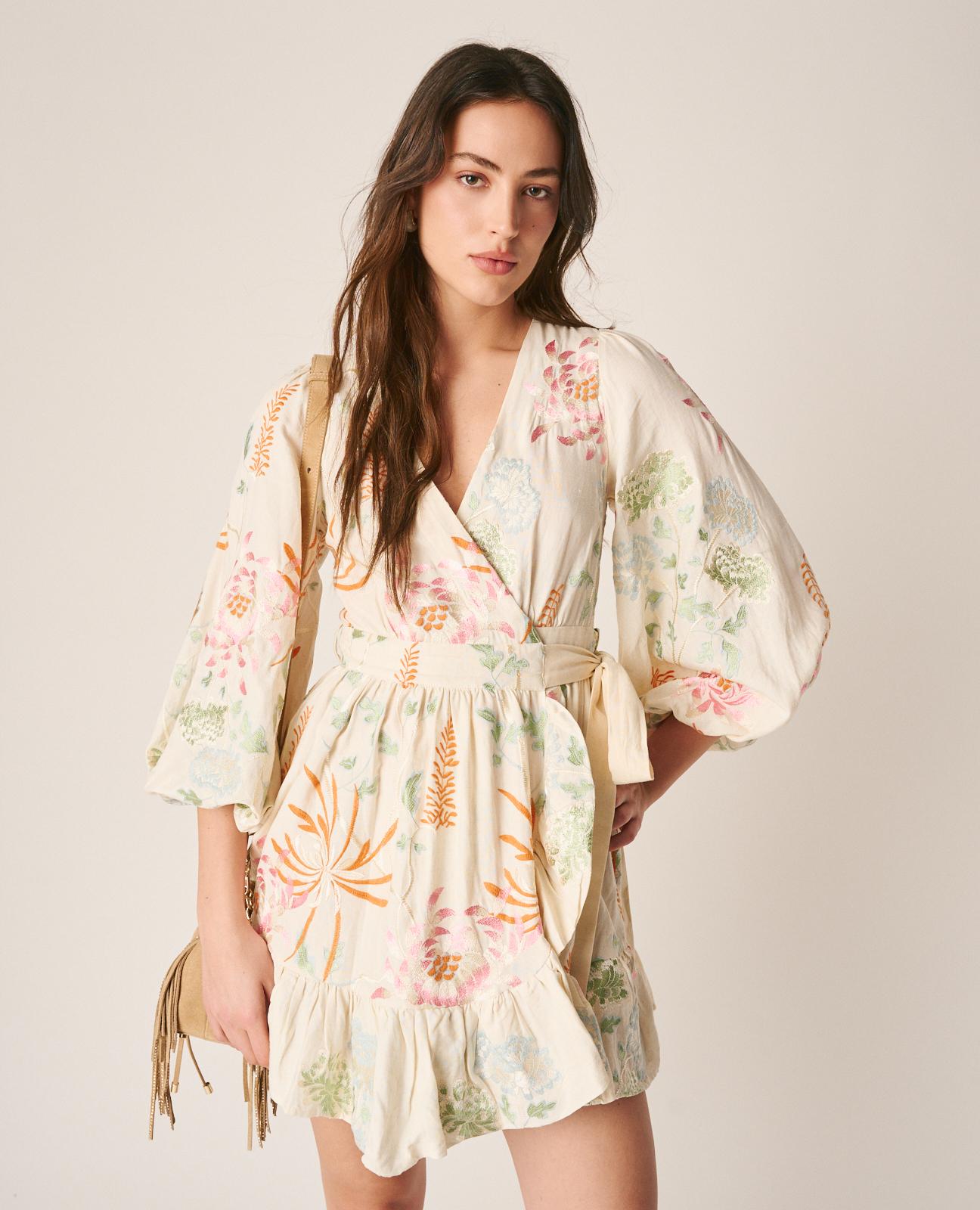 VESTIDO CORTO BORDADOS LAZO