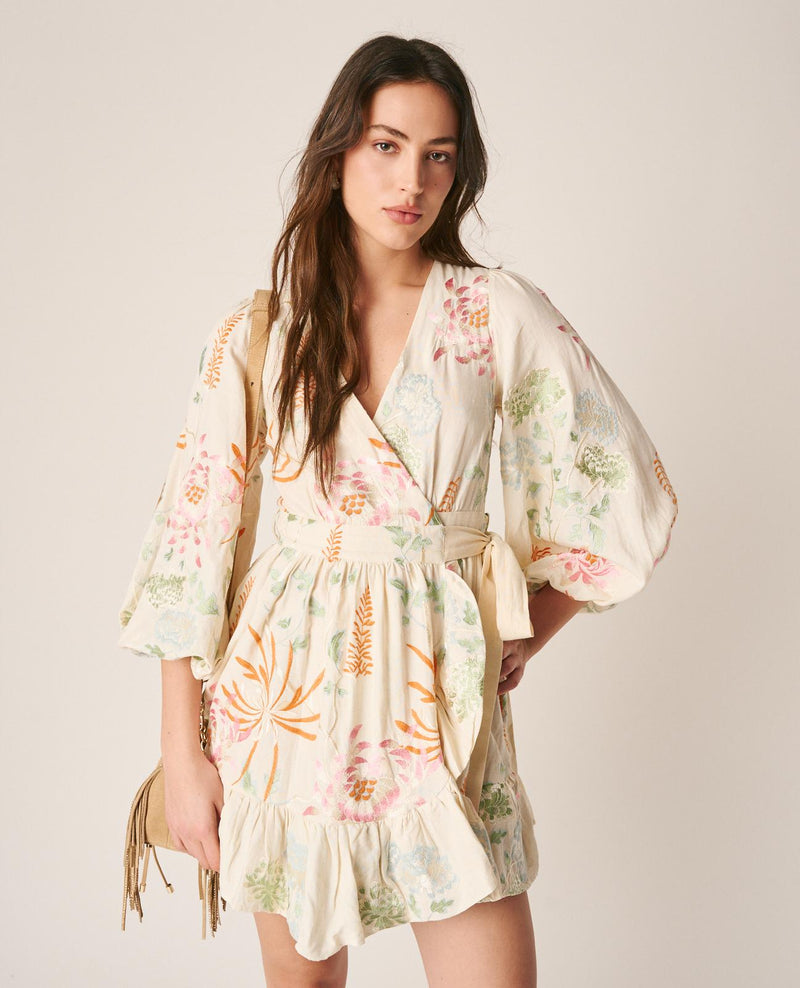 VESTIDO CORTO BORDADOS LAZO