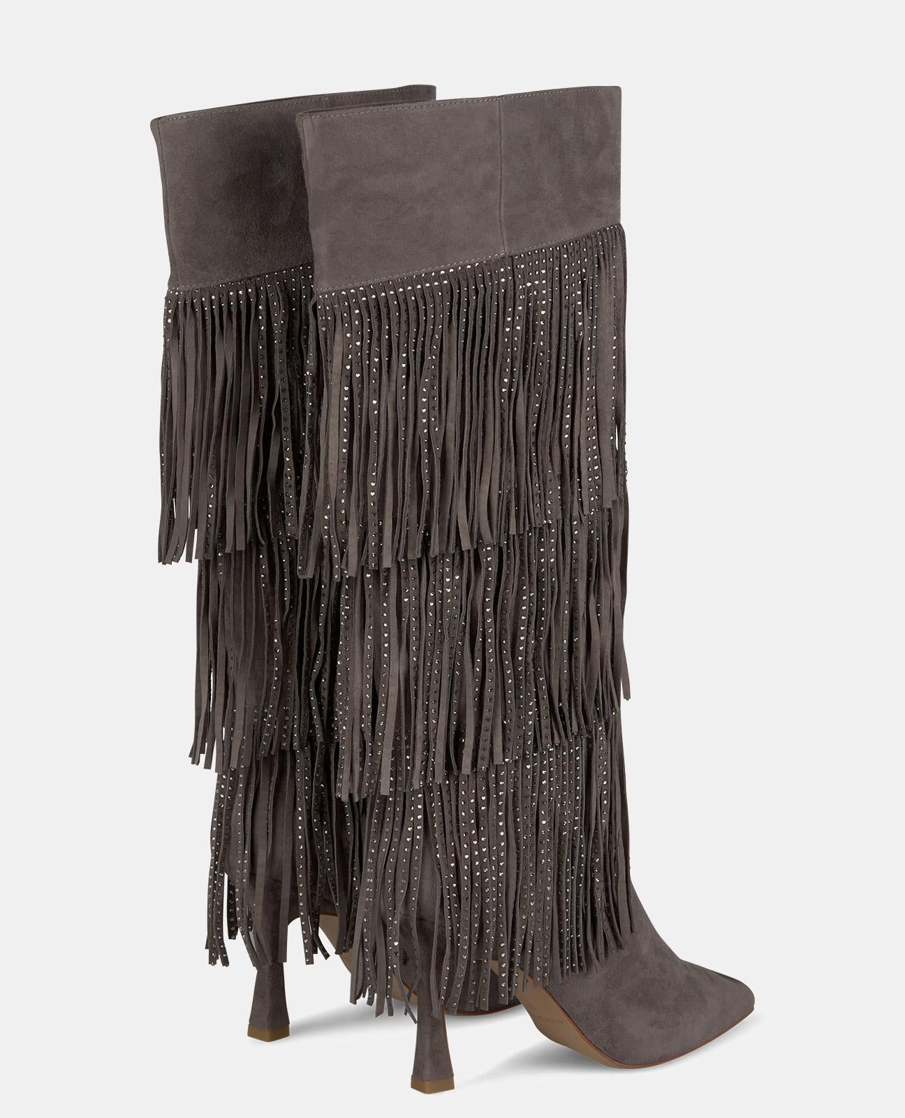 BOOT COVERED WITH BANGS