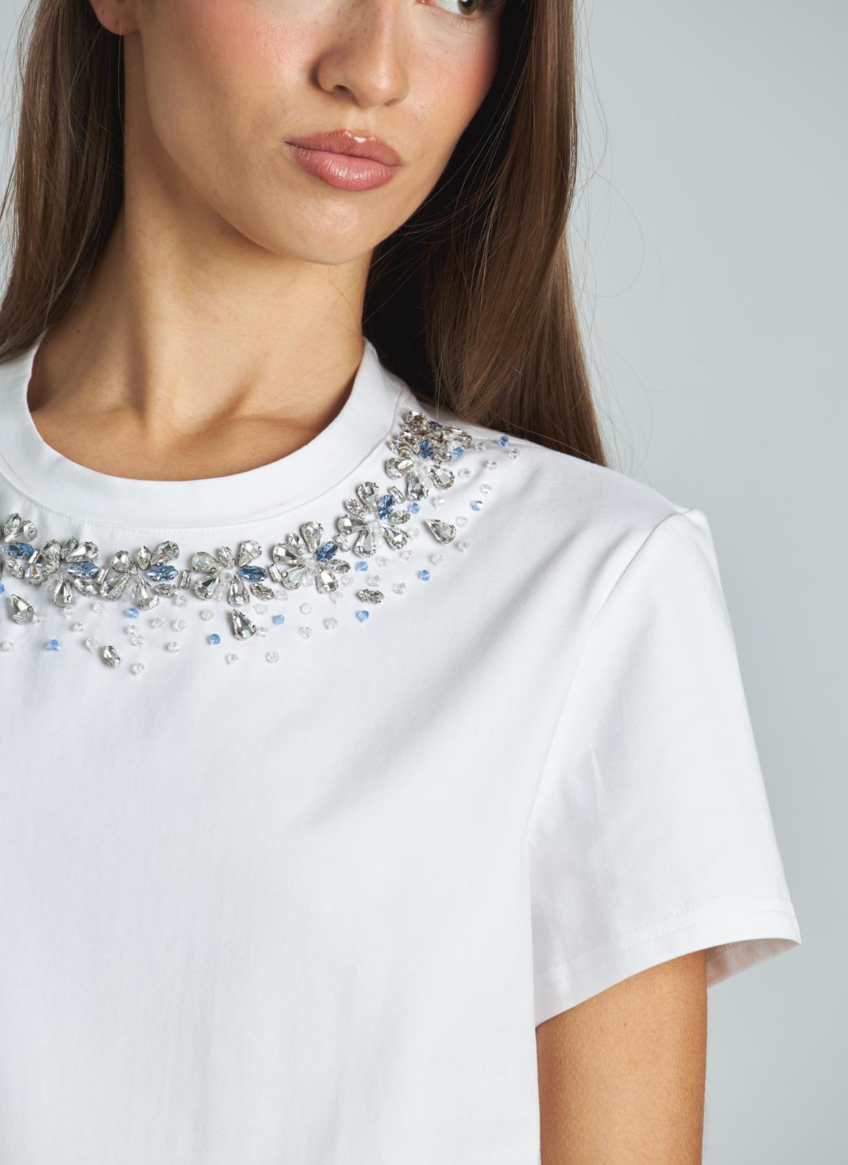 T-SHIRT À COL AVEC STRASS