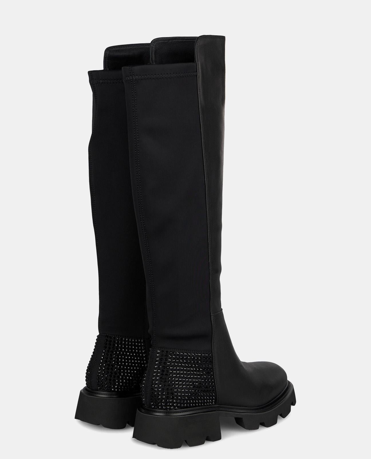 FLACHER STIEFEL MIT LAUFSOHLE