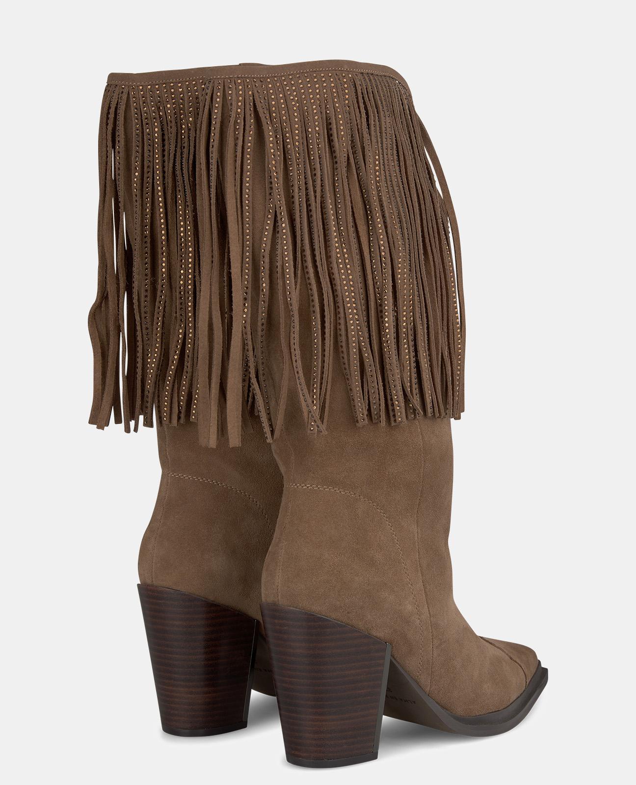 BOOT WITH HANGING BANGS