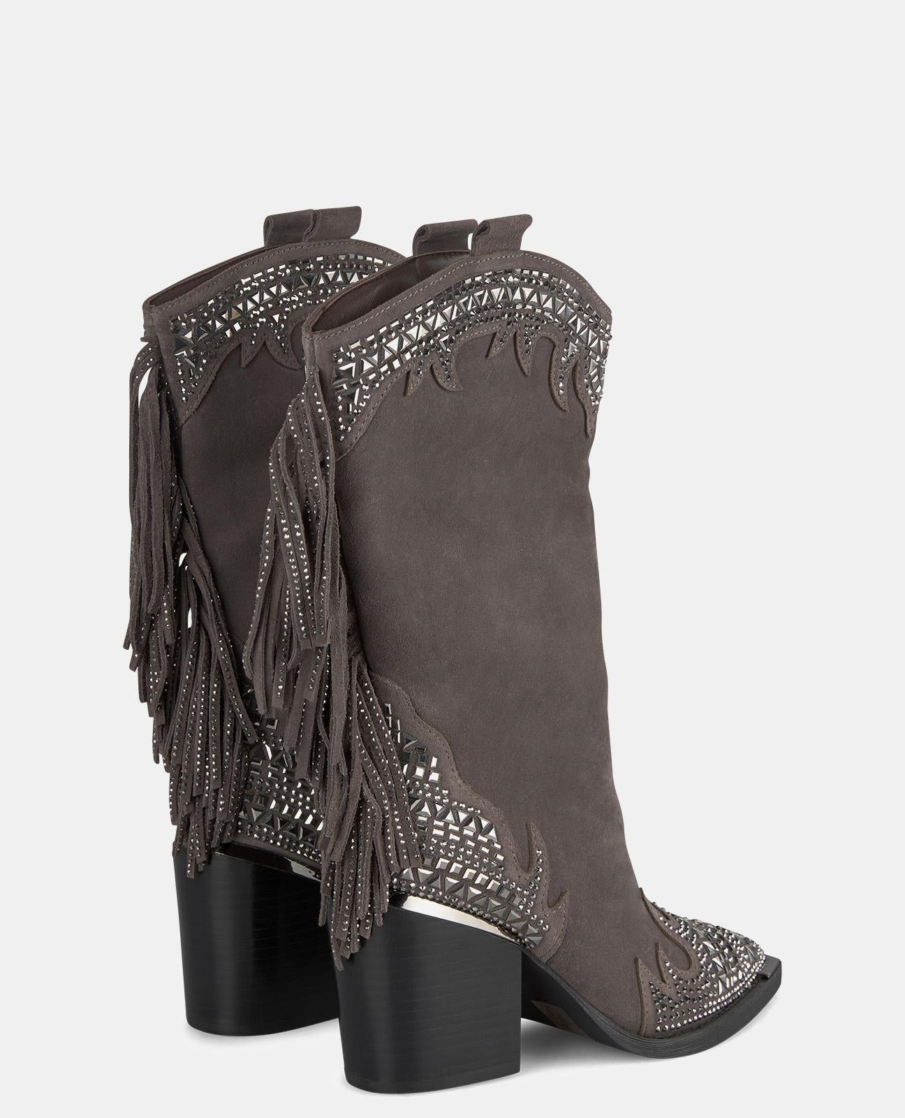 GLÄNZENDER HALBER STIEFEL MIT FRANSEN