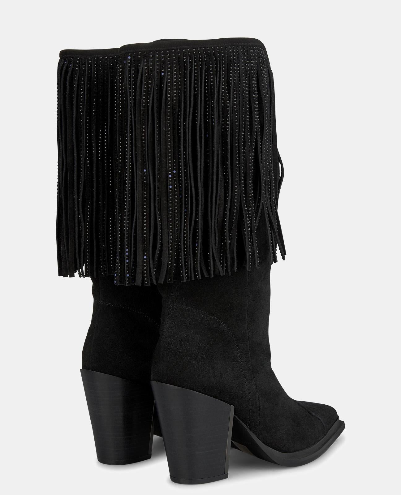 BOOT WITH HANGING BANGS