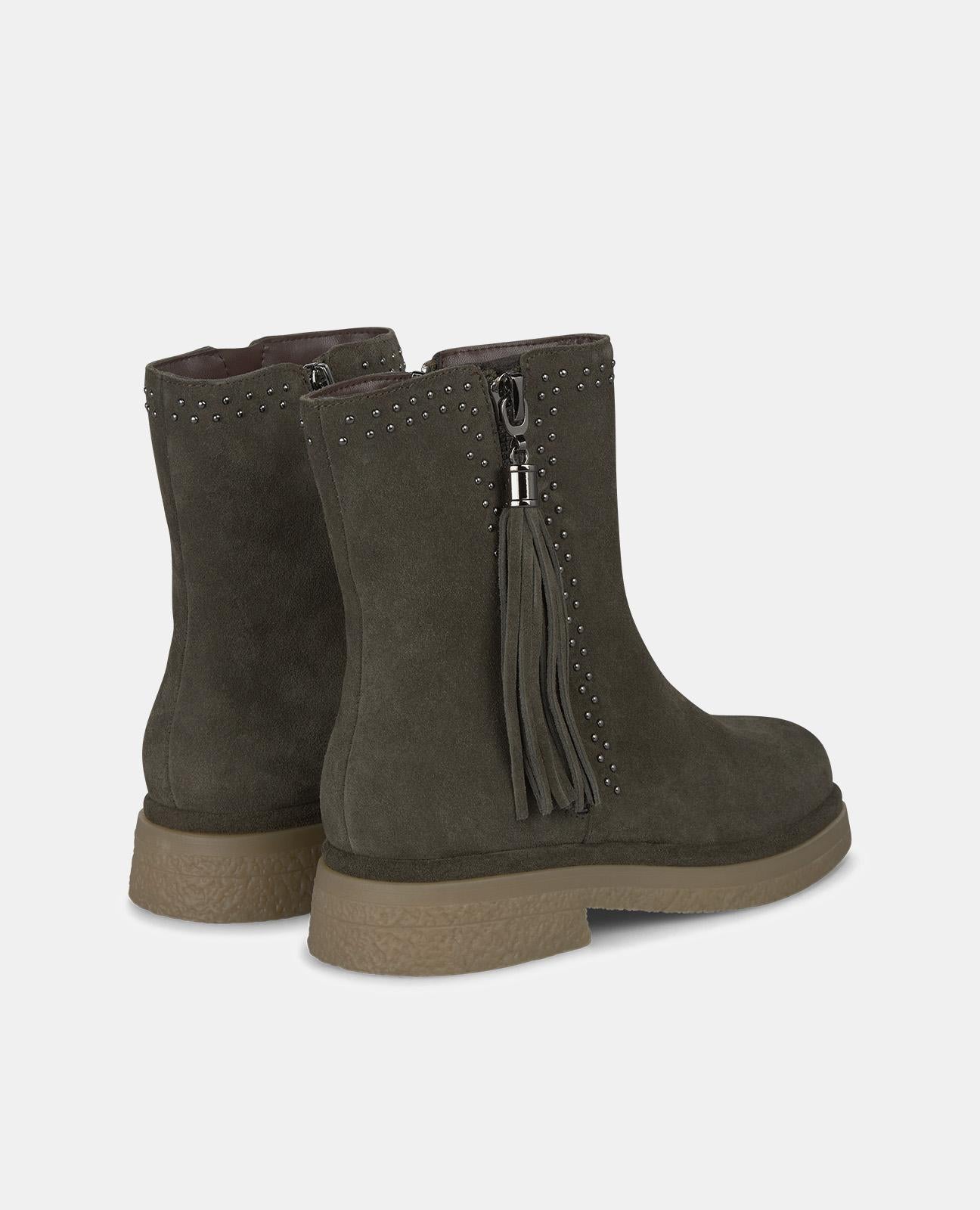 FLACHER BOOTIE MIT QUASTEN