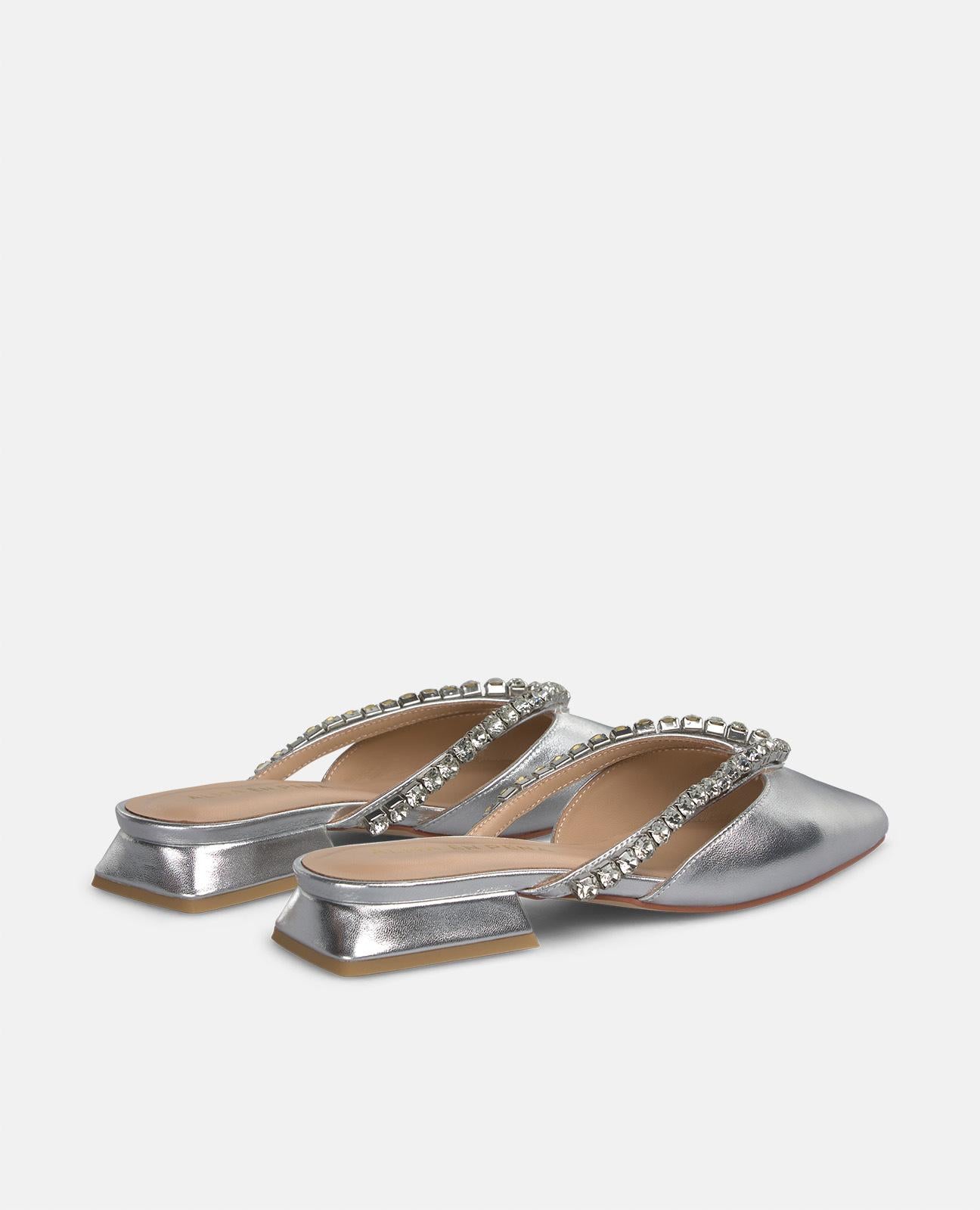 FLAT SHOE WITH STRAPS