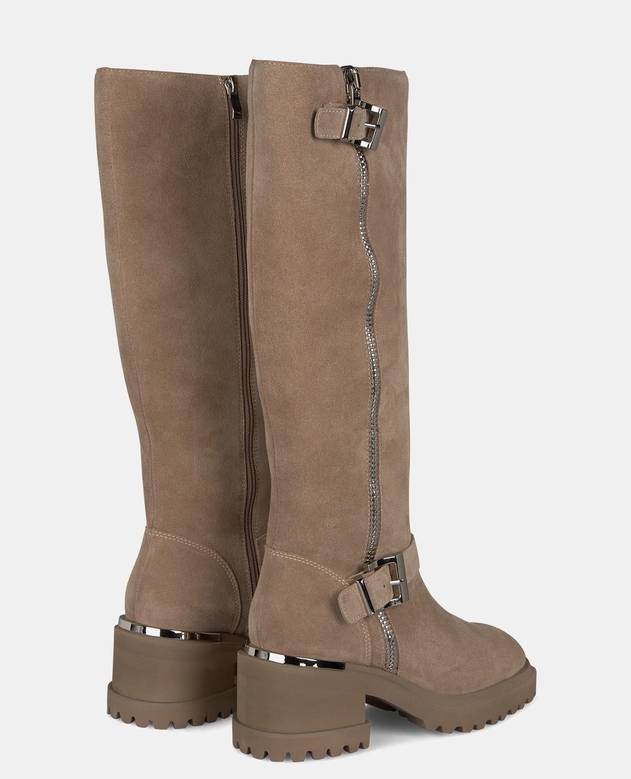 HIGH BOOT WITH BUCKLES