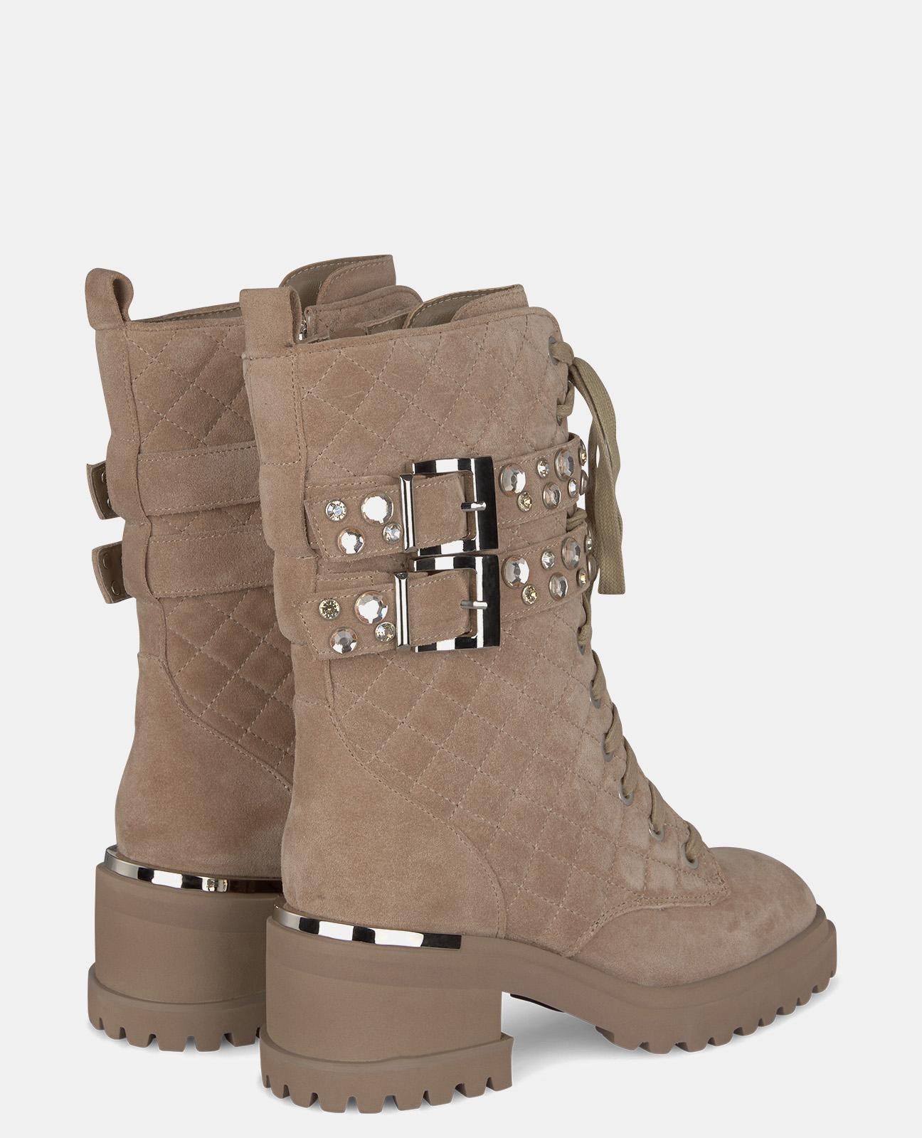 BOOT WITH HEEL AND BUCKLES