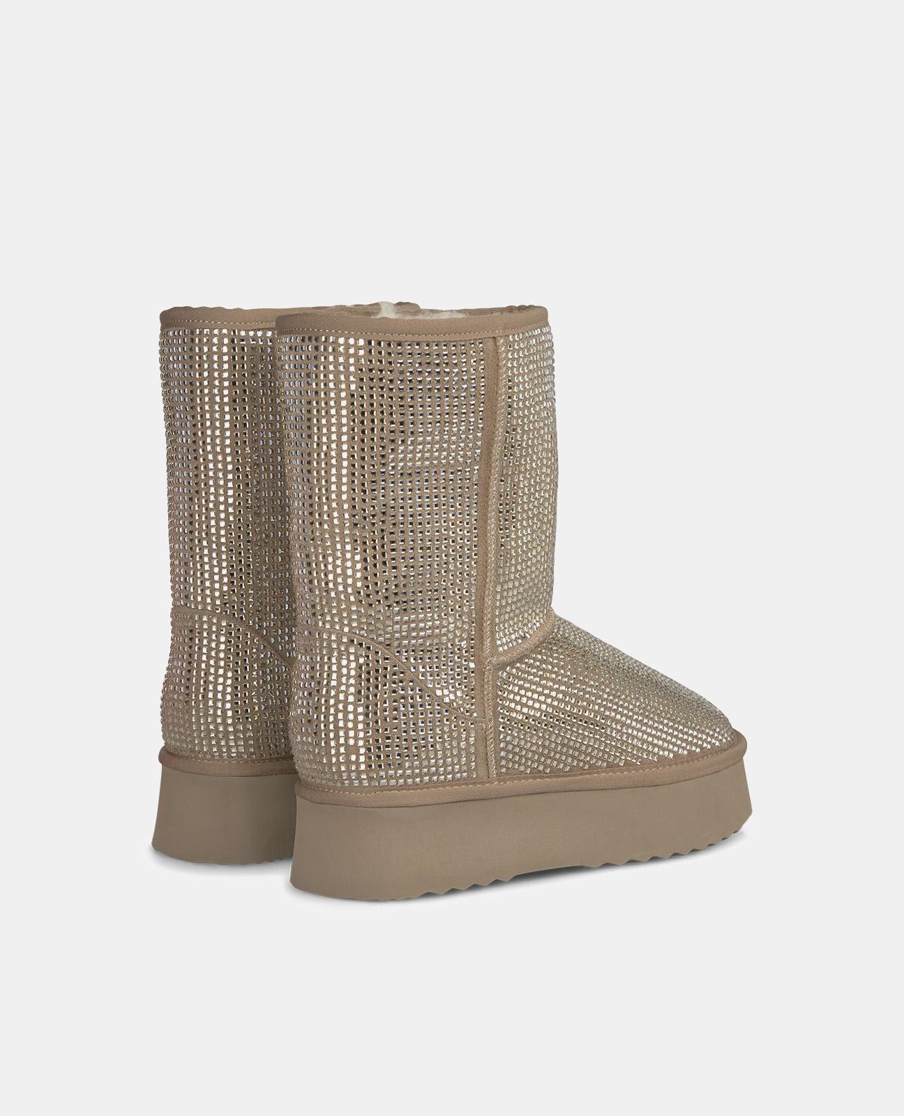 BOTA DE PELE COM STRASS