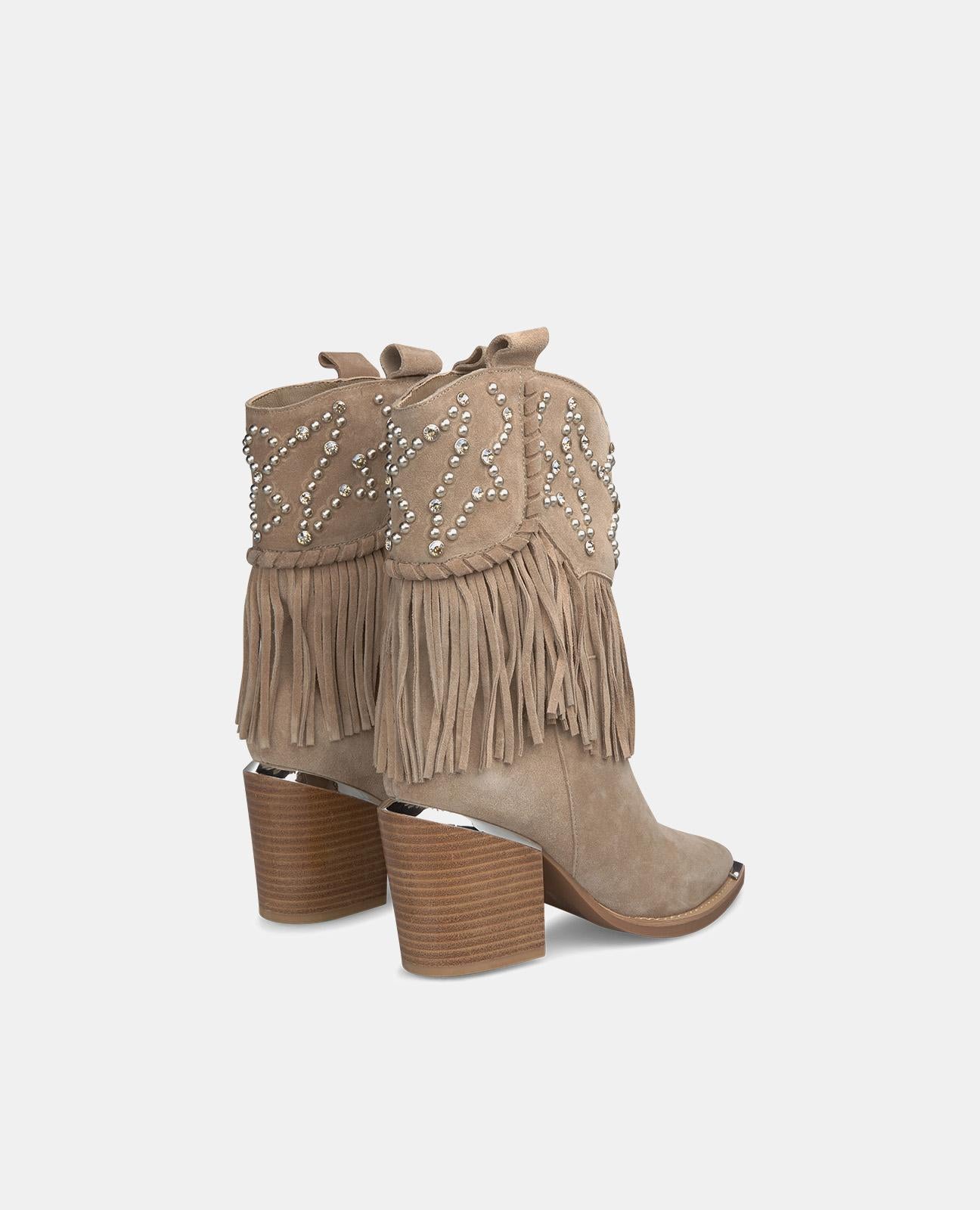 BOTTINES AVEC CLOUS ET FRANGES