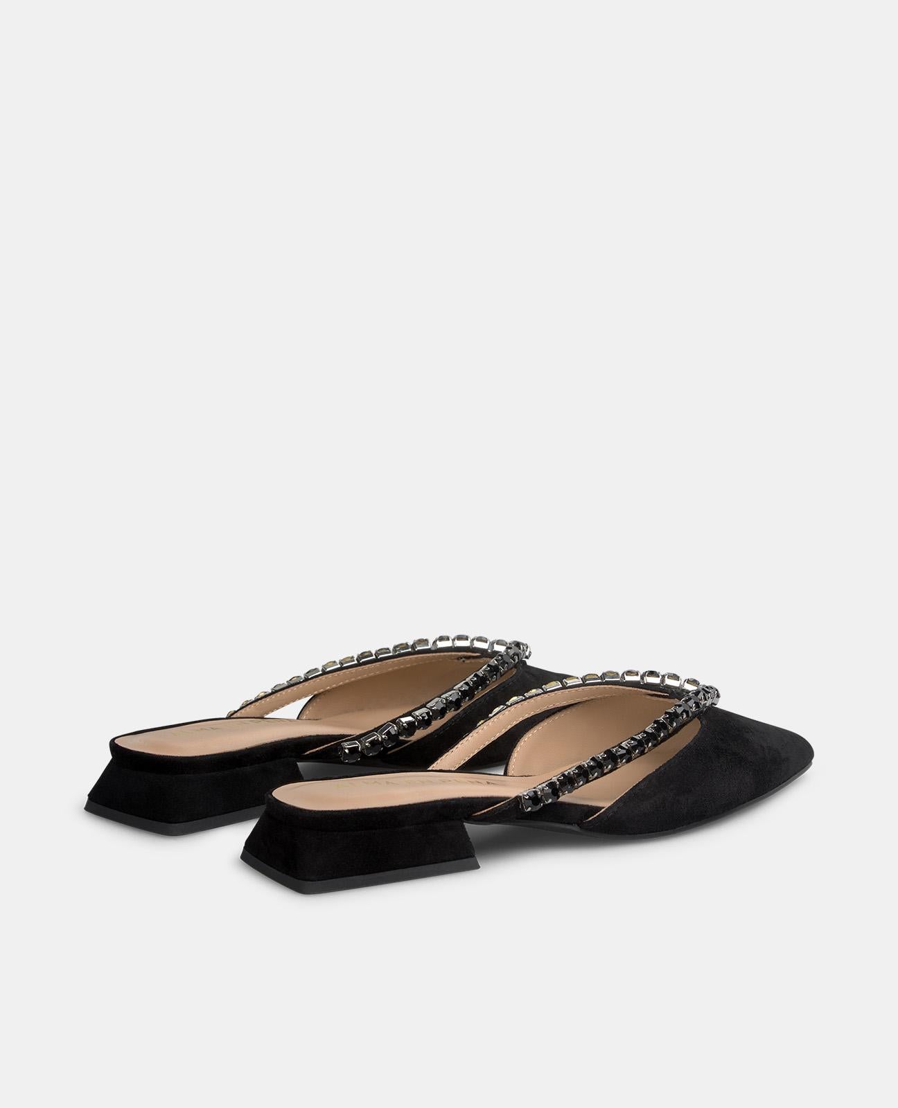 FLAT SHOE WITH STRAPS