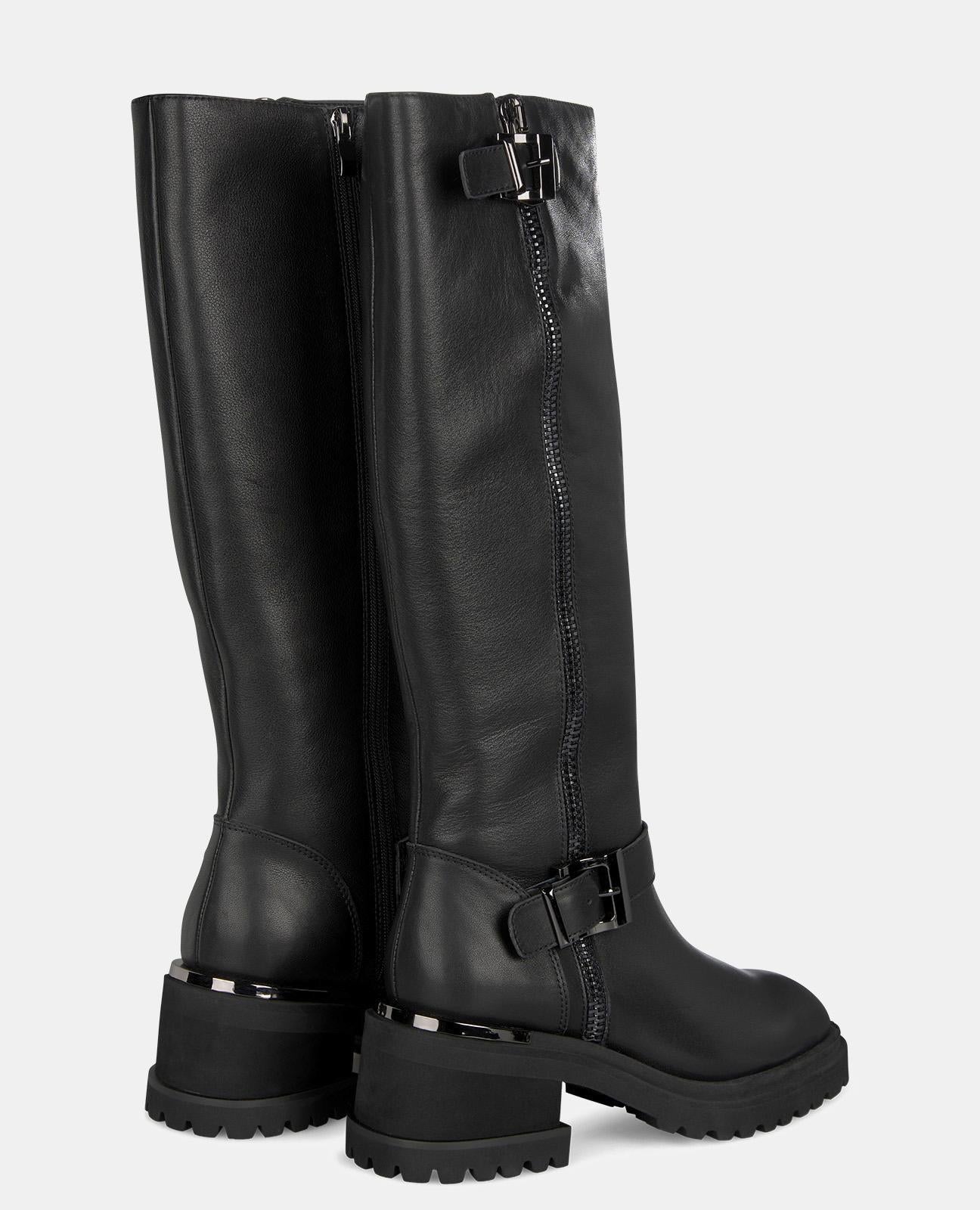 HIGH BOOT WITH BUCKLES