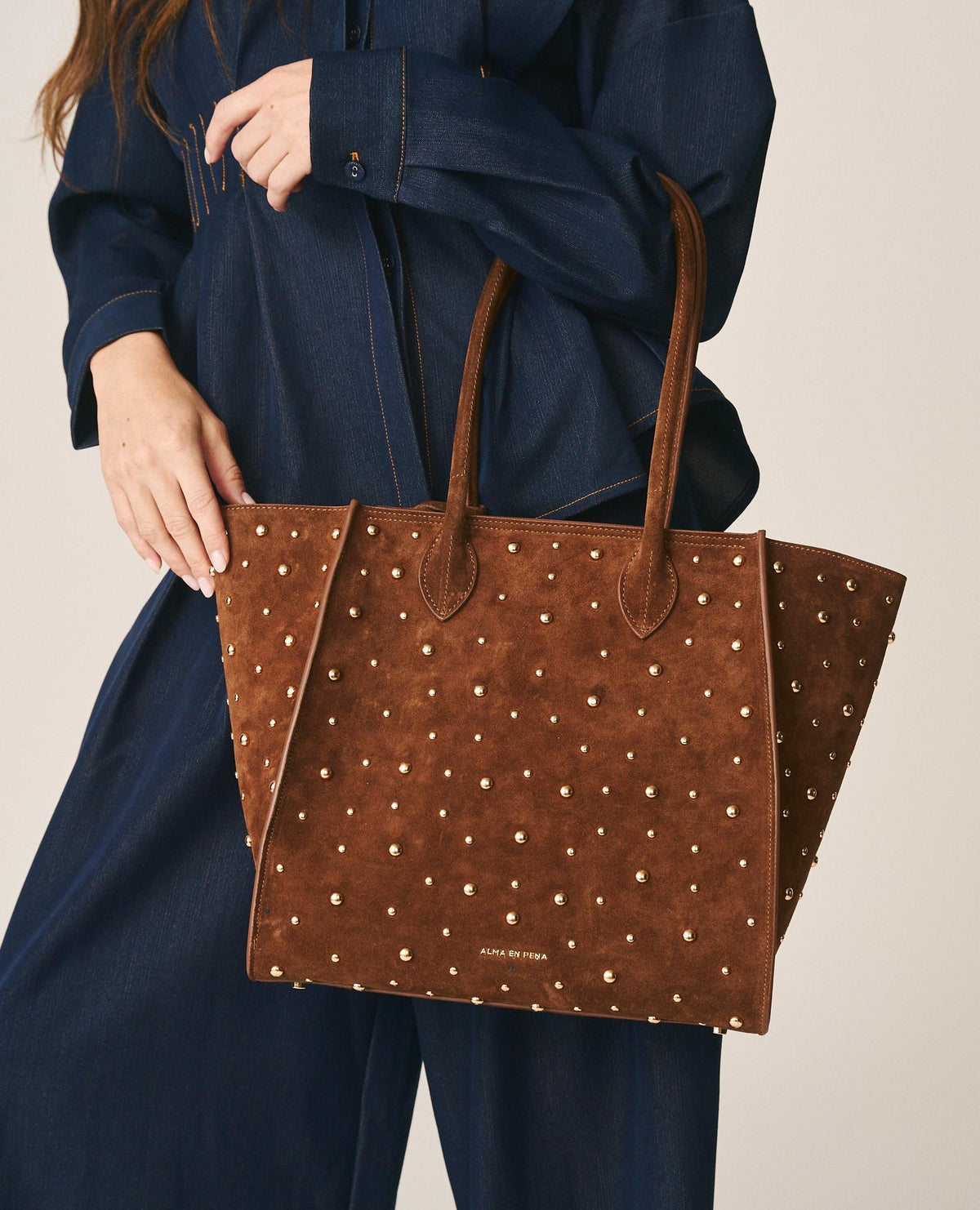 BORSA TOTE IN PELLE CON TACHI METALLICI
