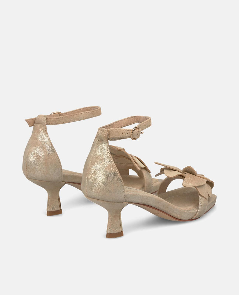 SANDÁLIA COM APLICAÇÃO FLORAL