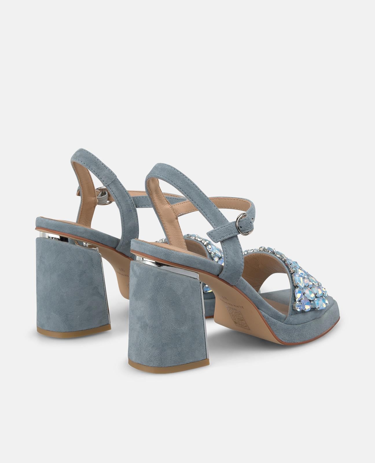 SANDÁLIA COM PEDRAS NA PARTE DA FRENTE