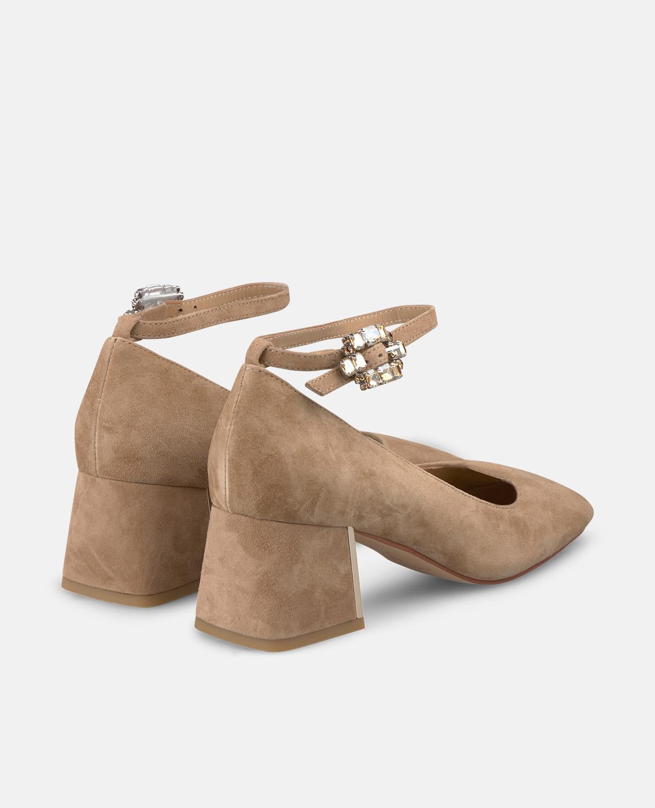 CHAUSSURE AVEC BOUCLE EN STRASS