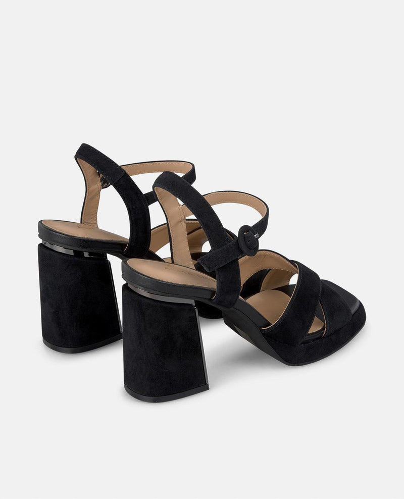 SANDÁLIA COM TIRAS DE FIVELA CRUZADAS