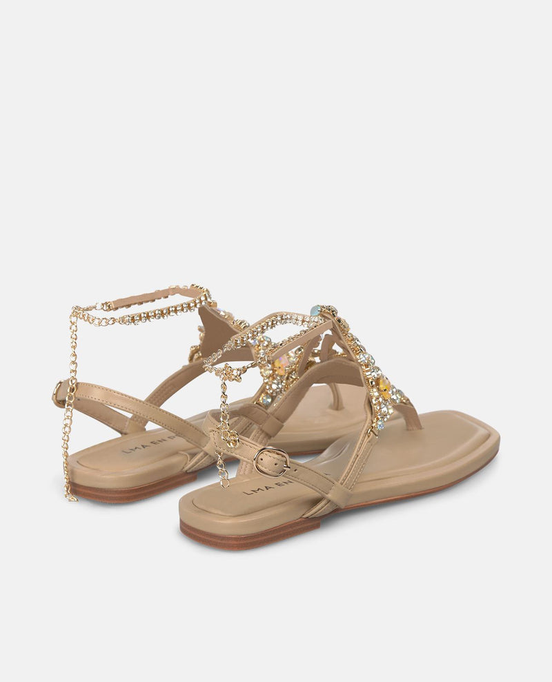 SANDALIA PLANA CON ADORNO EN NAPA