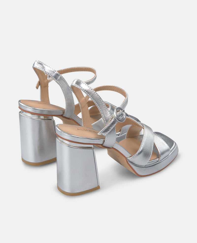 SANDÁLIA COM TIRAS DE FIVELA CRUZADAS