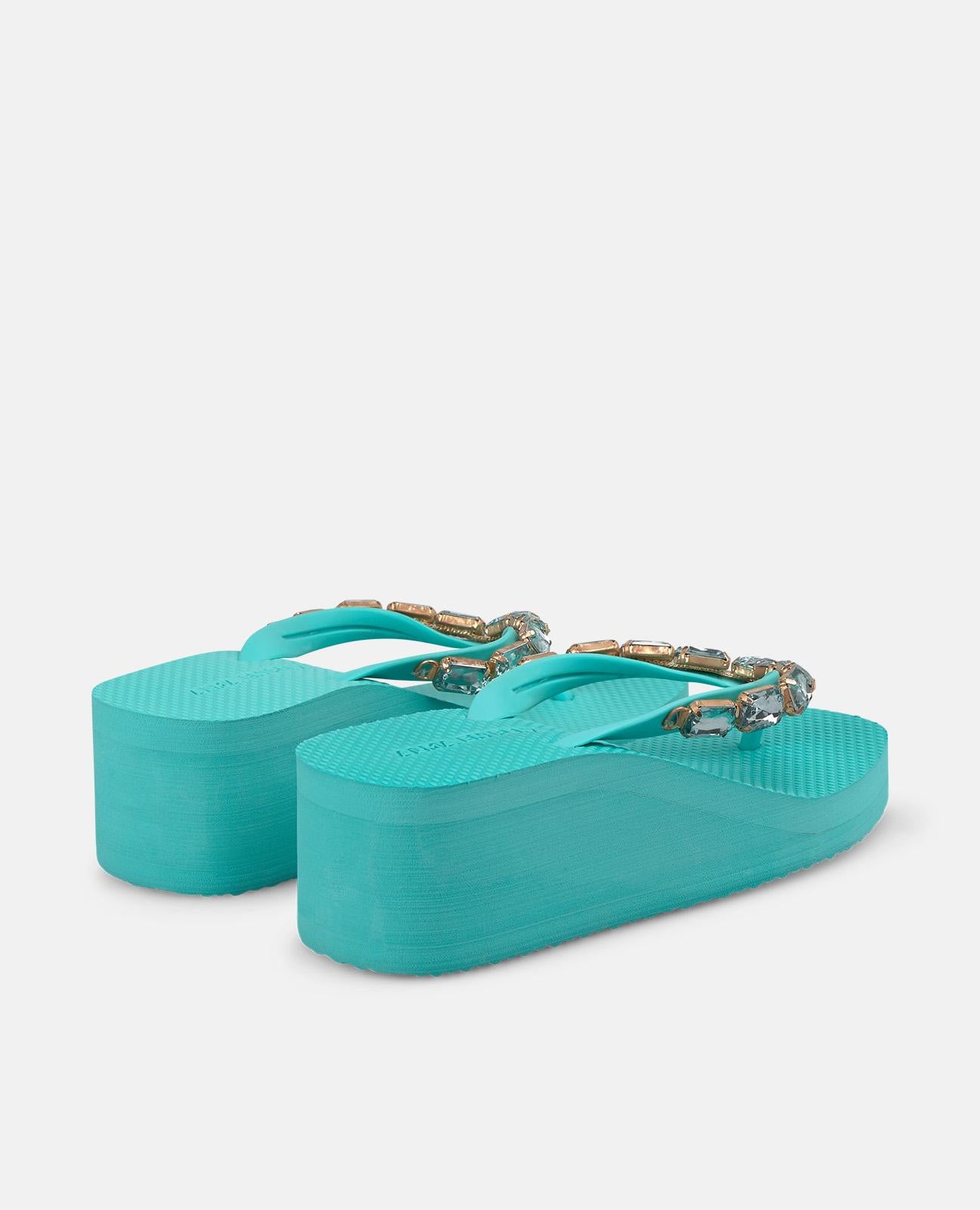 SANDALIA BAÑO CON PLATAFORMA DETALLE MINIMALISTA