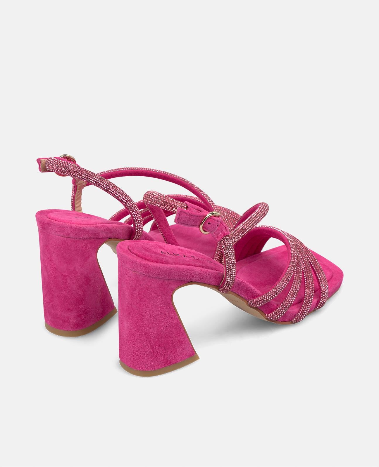 SANDÁLIA COM TIRAS BRILHANTES