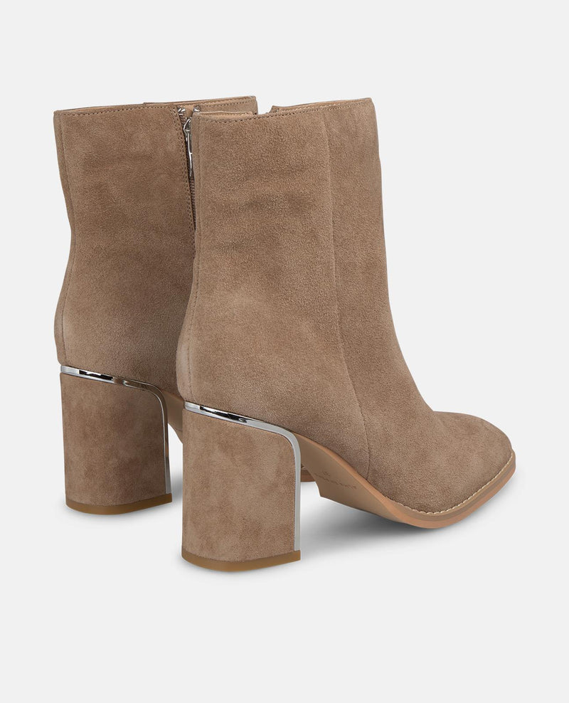 BOTA DE TORNOZELO COM PORMENOR NO CALCANHAR