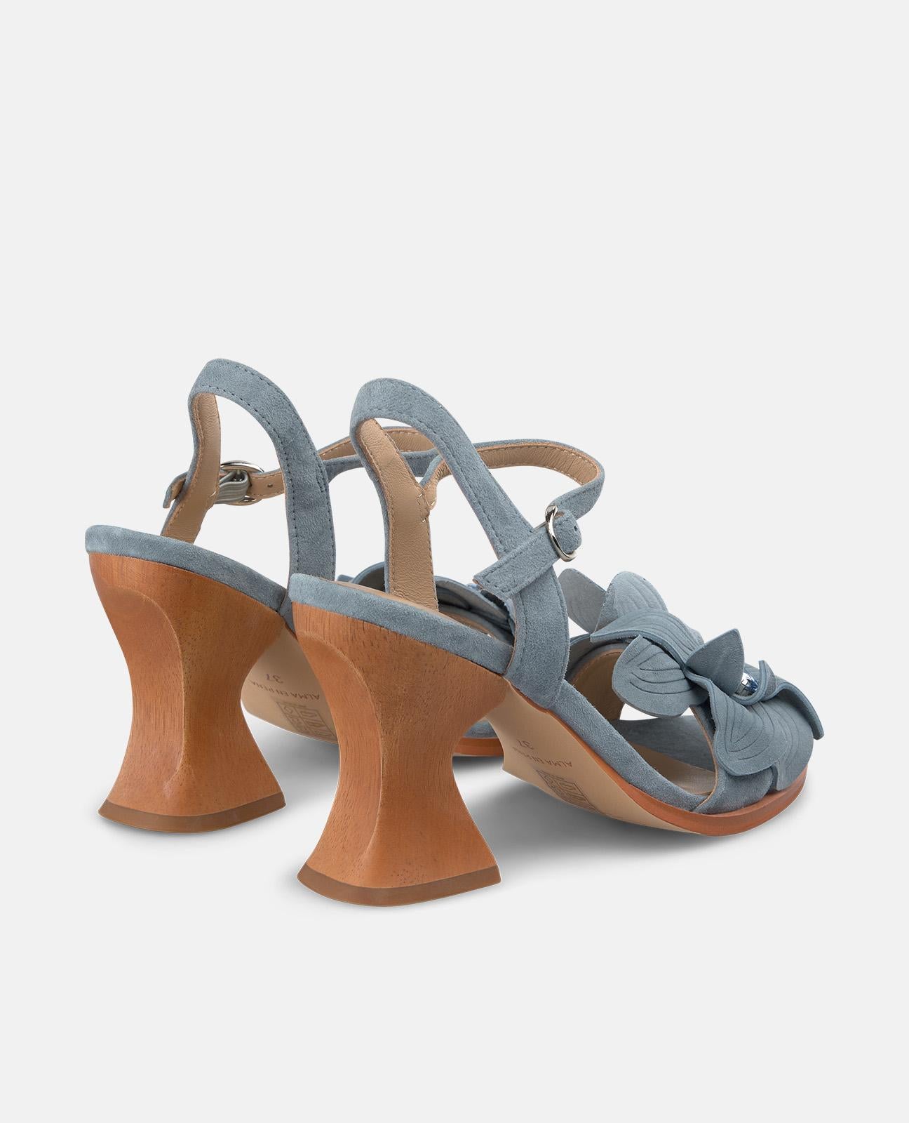 SANDÁLIA COM DETALHE DE FLOR E SALTO DE MADEIRA