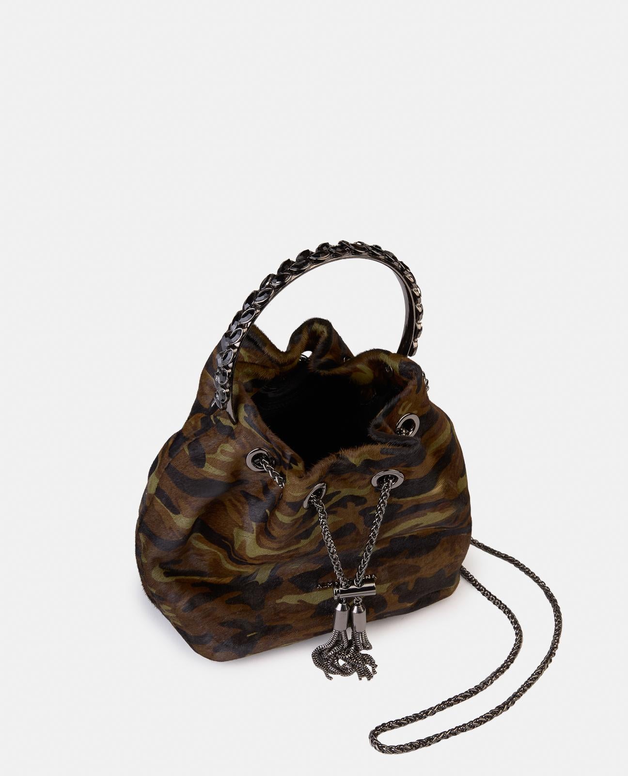 SACO COM PENDENTE E PORMENOR DE PINGENTE