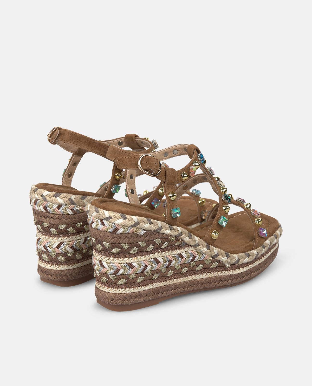 Esparto sandals with studs on the wedge heel