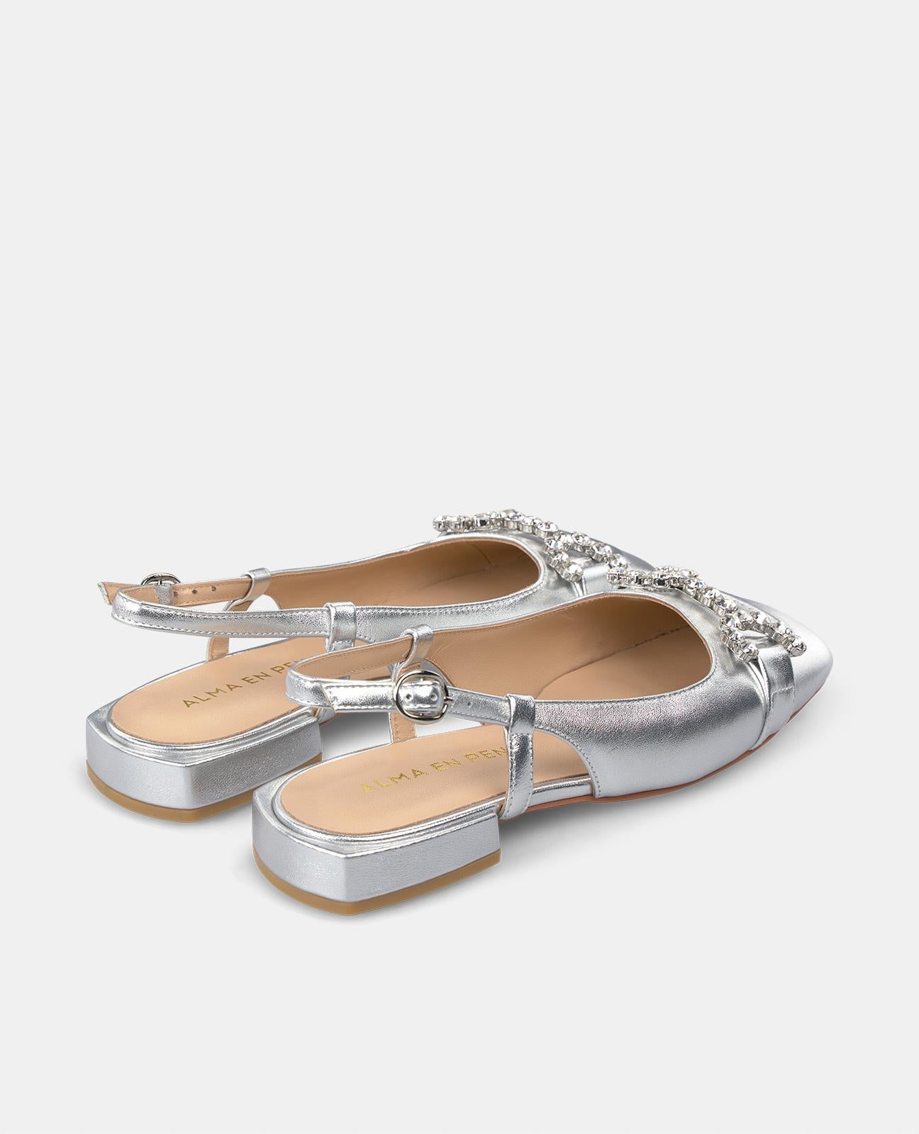 FLACHER SCHUH MIT STRASSSTEINEN