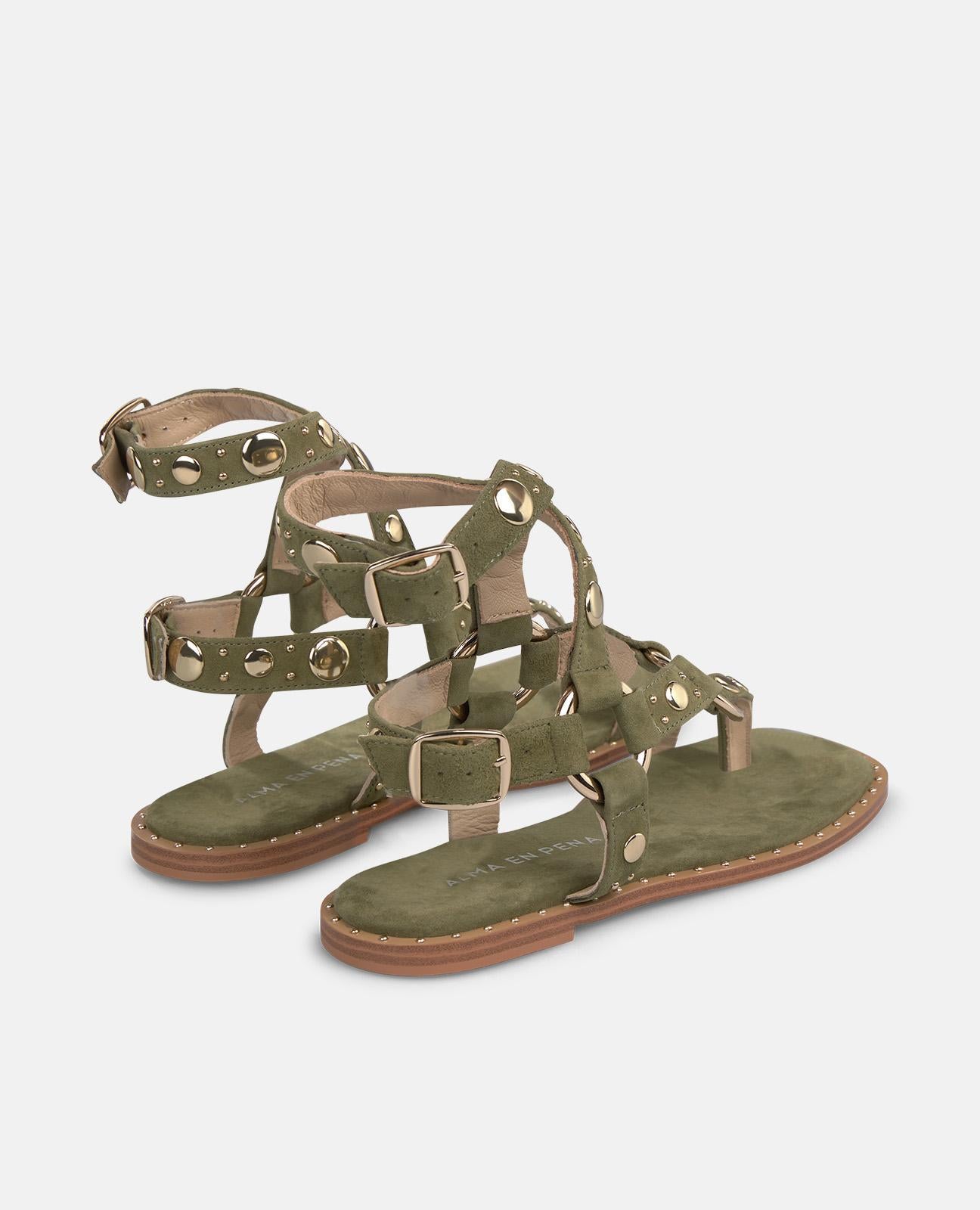 SANDÁLIA COM TACHAS