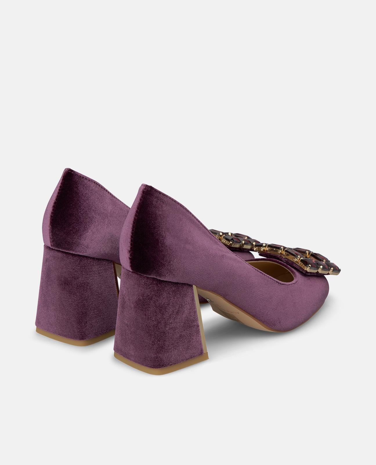 ZAPATO TACÓN DE TERCIOPELO CON ADORNO