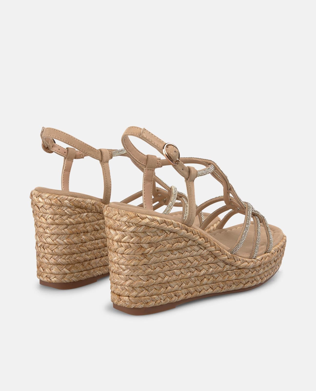 SANDALIA DE PLATAFORMA CON TIRAS ENTRELAZADAS