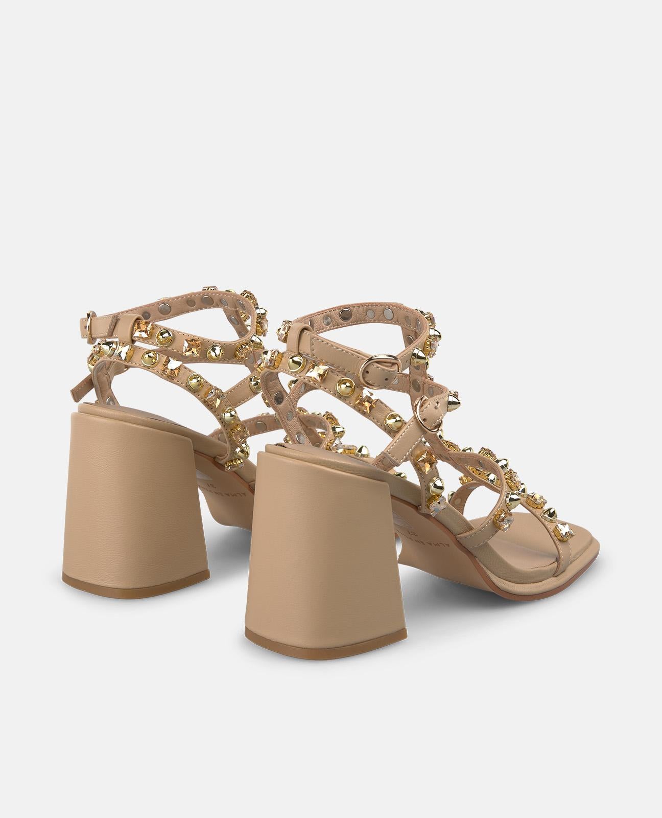 SANDALIA CON TACHAS EN LAS TIRAS