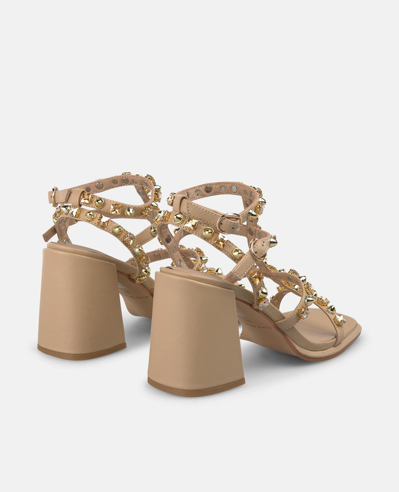 SANDALIA CON TACHAS EN LAS TIRAS